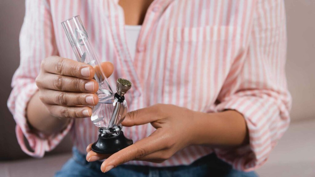 Hitting the Right Note: How Long Should You Hold in Your Bong Hit?