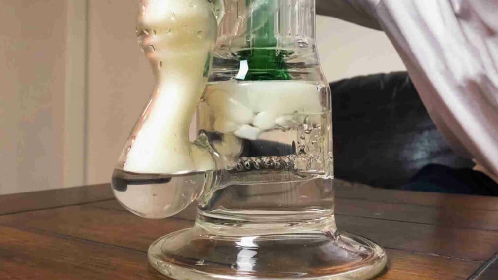 The Benefits of Using a Bong: Why it's the Preferred Method for Many Cannabis Enthusiasts in Canada